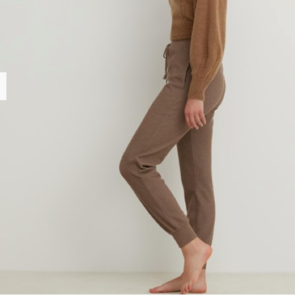 UNIQLO Golden Tan Sweatpants Size Large